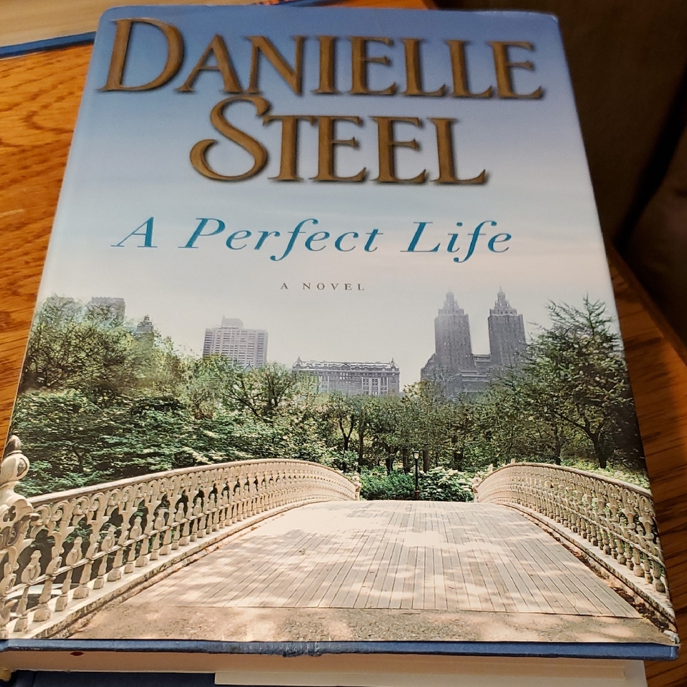 🎈A Perfect Life by Danielle Steel Hardcover🎈